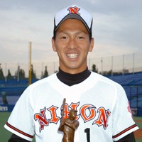 東都大学野球秋季リーグで首位打者賞に選ばれ、ブロンズ像を手にする日大の長野久義＝神宮球場で2006年10月26日、内藤絵美撮影