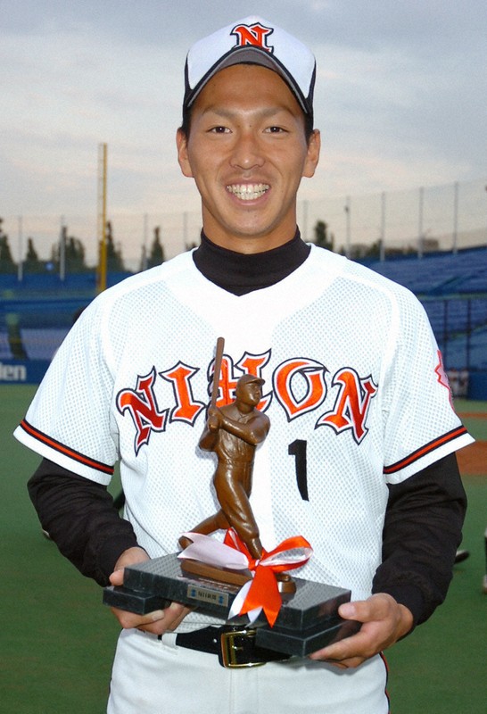 東都大学野球秋季リーグで首位打者賞に選ばれ、ブロンズ像を手にする日大の長野久義＝神宮球場で2006年10月26日、内藤絵美撮影