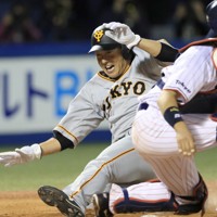 セリーグCS【ヤクルト－巨人】七回表巨人無死一塁、陽の適時二塁打で生還する長野＝東京・神宮球場で2018年10月13日、梅村直承撮影