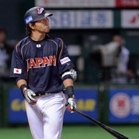 第3回WBC【日本－キューバ】五回表日本無死、この日二つ目の三振を喫し、スコアボードを見つめる長野久義＝ヤフオクドームで2013年3月6日、徳野仁子撮影