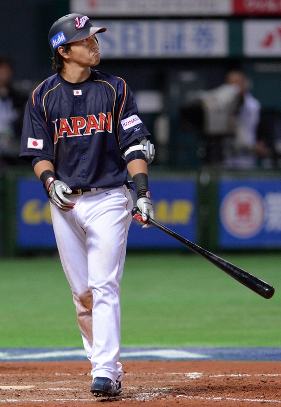 第3回WBC【日本－キューバ】五回表日本無死、この日二つ目の三振を喫し、スコアボードを見つめる長野久義＝ヤフオクドームで2013年3月6日、徳野仁子撮影