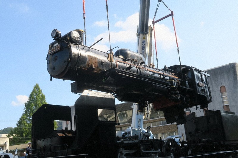 美祢のC58 引っ越し完了 クレーンでつりトレーラーで移動 河川公園の新