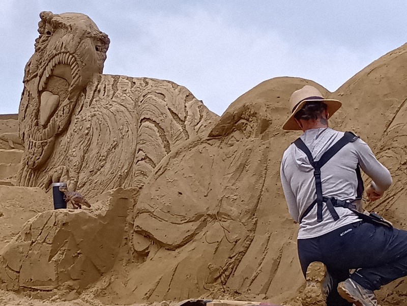 緻密な造形、制作着々と 海浜公園 24日から「あしや砂像展」 恐竜