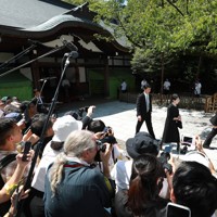 戦後80年の「終戦の日」に参拝を終え、靖国神社を後にする高市早苗氏（右奥から2人目）＝東京都千代田区で2025年8月15日午前10時48分、小出洋平撮影