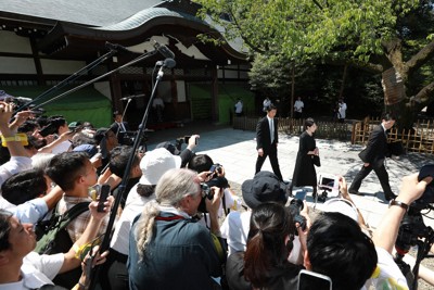 戦後80年の「終戦の日」に参拝を終え、靖国神社を後にする高市早苗氏（右奥から2人目）＝東京都千代田区で2025年8月15日午前10時48分、小出洋平撮影