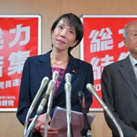 公明党との党首会談後、連立解消について記者の質問を受ける、自民党の高市早苗総裁（左）と鈴木俊一幹事長＝自民党本部で2025年10月10日午後4時43分、手塚耕一郎撮影