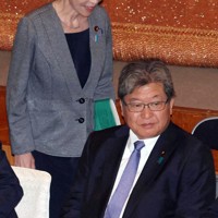 自民党の両院議員総会に臨む高市早苗総裁（左）。右は萩生田光一幹事長代行＝同党本部で2025年10月14日午後2時57分、幾島健太郎撮影