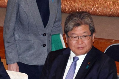 自民党の両院議員総会に臨む高市早苗総裁（左）。右は萩生田光一幹事長代行＝同党本部で2025年10月14日午後2時57分、幾島健太郎撮影