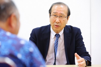ノーベル化学賞の受賞決定から一夜明け、個別取材に応じる北川進さん＝京都市左京区で2025年10月9日午前9時38分、前田梨里子撮影