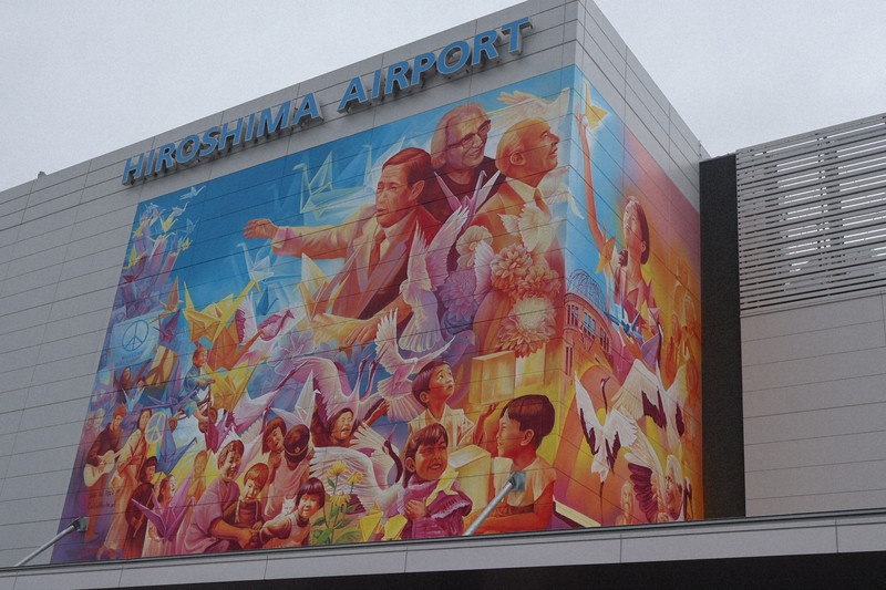 広島空港に核なき世界願う巨大壁画 メキシコ人画家が手がける | 毎日新聞