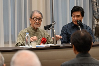 講演する川平朝清さん（奥左）と長男のジョン・カビラさん（同右）＝東京都千代田区で2025年10月4日、鈴木玲子撮影