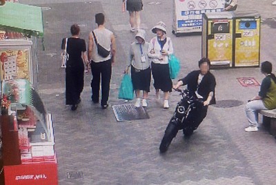大阪・ミナミの中心部を走行するモペット。この場所は歩行者専用道路で、逮捕された男性運転手からはアルコールが検出された＝関係者提供（画像の一部を加工しています）