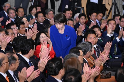 自民党総裁選の決選投票の結果、総裁に選ばれた高市早苗前経済安全保障担当相（中央）。トップとしての資質は未知数だ
