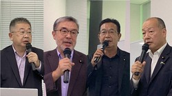 会議に出席した左から小池晃、上村英明、川内博史、高木啓の各氏＝被害者同盟提供