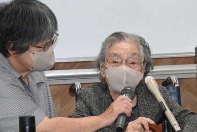 涙をこらえながら、広島と長崎での2度の被爆体験を語る福井絹代さん（右）＝青森県弘前市で2025年8月31日、足立旬子撮影