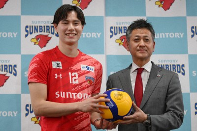 契約更新の記者会見後、記念撮影するサントリーの高橋藍選手（左）と栗原圭介GM＝大阪府箕面市で2025年1月22日、久保玲撮影