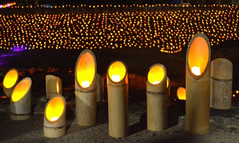 秋の夜長彩る、6000本の竹灯籠 中津・耶馬トピア ／大分 | 毎日新聞
