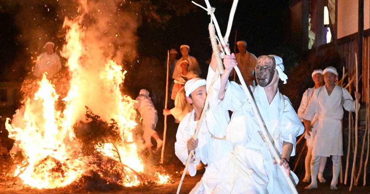 炎巡りせめぎ合い 国東・櫛来社 奇祭「ケベス祭」 火の粉浴び 無病息災