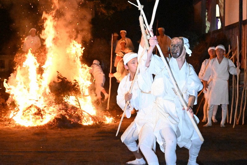 炎巡りせめぎ合い 国東・櫛来社 奇祭「ケベス祭」 火の粉浴び 無病息災