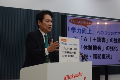 子育て世帯を呼び込むため、学力向上の施策に注力する方針を示す武内市長＝北九州市小倉北区で2025年10月16日午前10時17分、山下智恵撮影