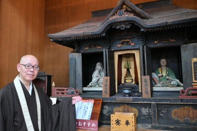 安珍清姫像を案内する道成寺の小野俊成院主＝日高川町鐘巻で、恒成晃徳撮影