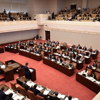 東電や資源エネルギー庁などの参考人質疑を行う新潟県議会連合委員会＝県議会で2025年10月16日午前11時35分、木下訓明撮影