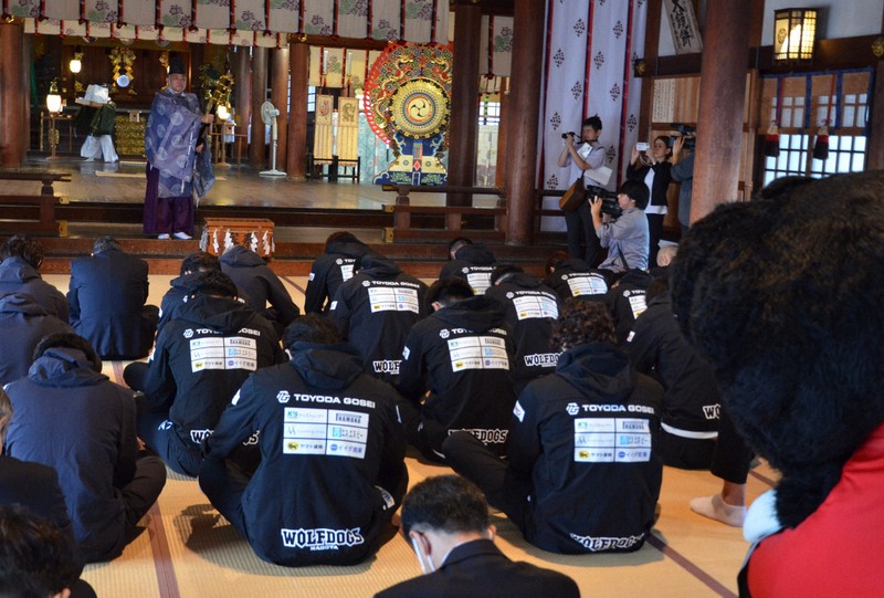 ウルフドッグス、リーグ開幕前に神社で必勝祈願 バレーSV | 毎日新聞
