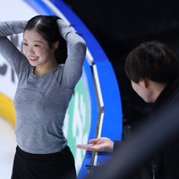 女子SPを翌日に控え、公式練習に臨む中井亜美（左）＝フランス・アンジェで2025年10月16日、猪飼健史撮影
