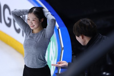女子SPを翌日に控え、公式練習に臨む中井亜美（左）＝フランス・アンジェで2025年10月16日、猪飼健史撮影