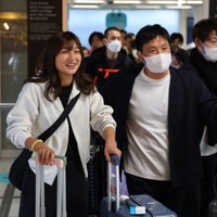 グランプリシリーズフランス大会のためナント空港に到着した坂本花織（左端）＝フランス・ナント近郊で2025年10月15日、猪飼健史撮影