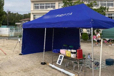 2024年度にある市立中学校のPTAから学校に寄贈されたテント＝提供写真（画像の一部を加工しています）