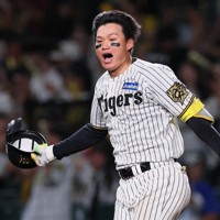 ★値下げしました！【レア 】下柳フィギュア 甲子園球場で当たった セリーグCSファイナルステージ第2戦 阪神－DeNA [写真特集1/31] | 毎日新聞