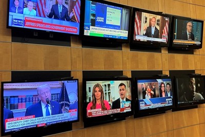 米主要ケーブルテレビ局などのニュース映像 （２０２５年10月、ワシントン） 筆者撮影
