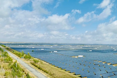 世界最大の太陽光発電基地（２０２５年９月、青海省） 筆者撮影