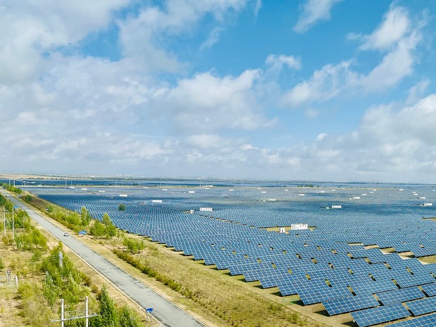 チャイナウオッチ 中国視窓：中国内陸部で見た巨大な再エネ設備は