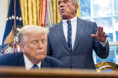 製薬業界に情報開示の圧力をかけるケネディ長官（右）。左はトランプ米大統領 (Pool/ABACA/共同)