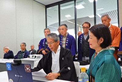 国際気候変動適応学会にオンラインで参加して発表する宮坂清宮司（手前左）と福村佳美さん＝長野県諏訪市諏訪1で2025年10月15日、宮坂一則撮影
