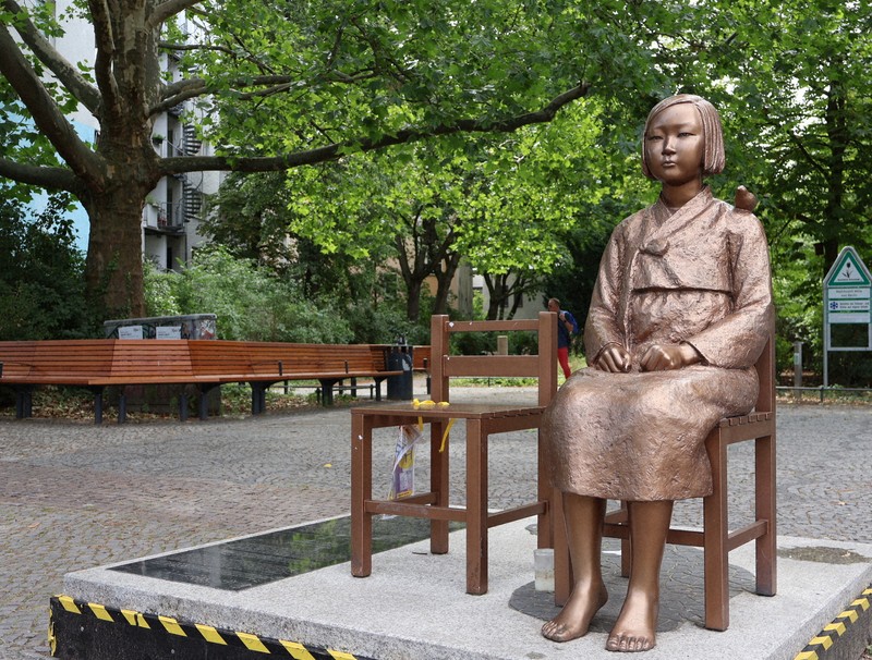 ベルリンの「少女像」、区が撤去 設置団体が応じず強制執行 | 毎日新聞