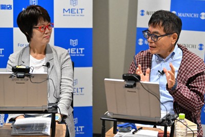 オンラインイベントで対談する韓国書籍専門出版社クオンの金承福代表（左）といとうせいこうさん＝東京都港区で2025年9月29日、西夏生撮影