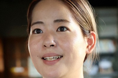インタビューに答える玉城愛さん＝沖縄県読谷村で2025年10月3日、喜屋武真之介撮影