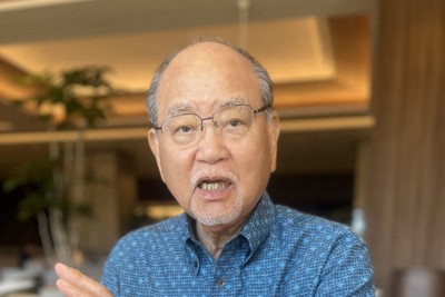 米軍基地問題を巡る沖縄県民の意識について語る翁長政俊・自民党沖縄県連顧問＝那覇市で2025年10月1日午後2時47分、比嘉洋撮影