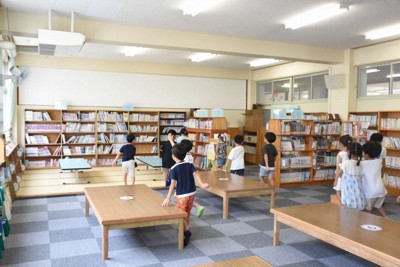 リノベーションされた川西市立多田東小の図書室（兵庫県川西市提供）
