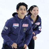 ペアSPを翌日に控え、公式練習に臨む三浦璃来、木原龍一組＝フランス・アンジェで2025年10月16日、猪飼健史撮影