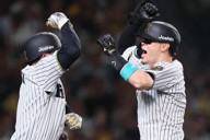 【阪神－DeNA】一回裏阪神1死一、二塁、3点本塁打を放ち喜ぶ佐藤輝明（右）と一塁走者・森下翔太＝阪神甲子園球場で2025年10月17日、長澤凜太郎撮影