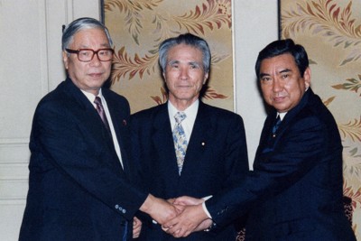固い握手をする（左から）武村正義（さきがけ）、村山富市（社会）、河野洋平（自民）の3党首＝1994年6月30日