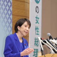 「初の女性総理へ」とののぼりを傍らに立てて記者会見に臨む高市早苗前経済安全保障担当相=衆院第1議員会館で2025年9月19日午後2時44分、後藤由耶撮影