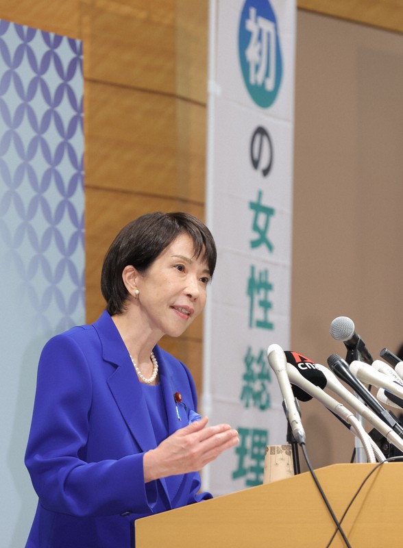 「初の女性総理へ」とののぼりを傍らに立てて記者会見に臨む高市早苗前経済安全保障担当相＝衆院第1議員会館で2025年9月19日午後2時44分、後藤由耶撮影