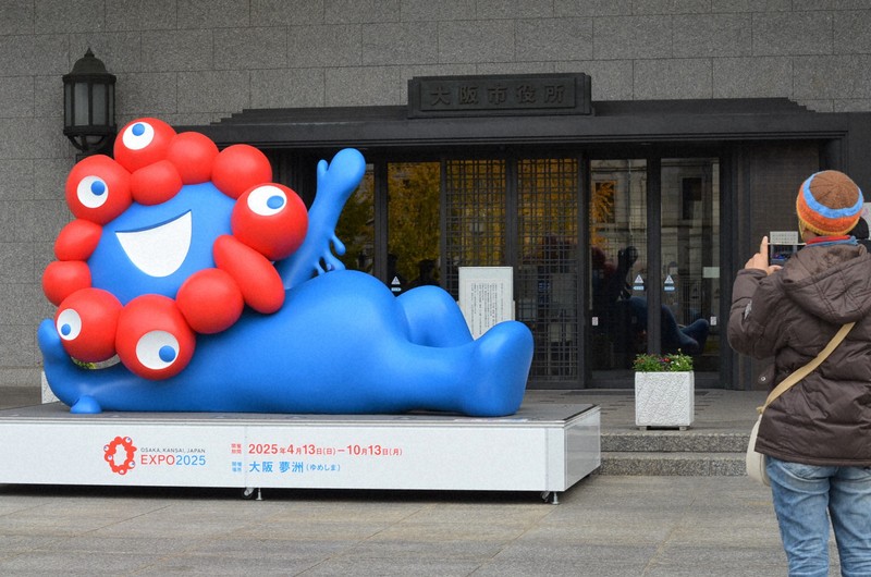 寝そべりミャクミャク」帰還 12月まで大阪市役所の玄関前に | 毎日新聞