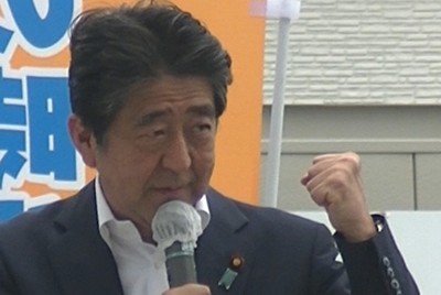 演説する安倍晋三元首相の後方で周辺をうかがう山上徹也被告＝奈良市で2022年7月8日午前、大谷敏治さんの提供動画から