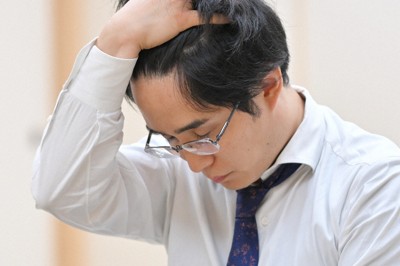 髪をかき上げ手を考える佐々木勇気八段＝東京都渋谷区の将棋会館で2025年9月10日、岩下幸一郎撮影